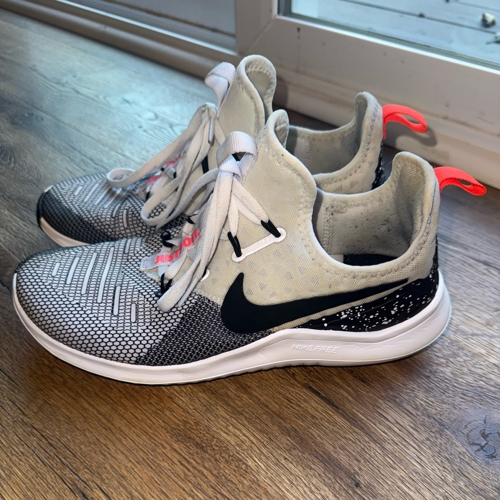 Nike women’s Black and White Athletic Shoes